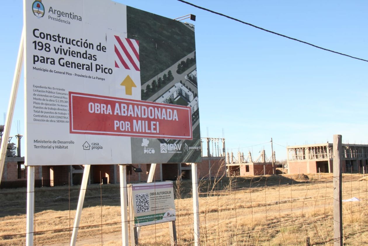 Obra abandonada por Milei, dicen los carteles del ProCreAr en General Pico y otros puntos de La Pampa.