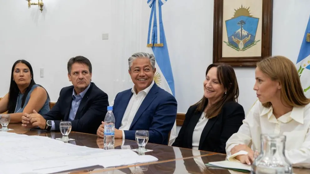 Rolando Figueroa piensa en su reelección y cocina un gran frente para 2027.