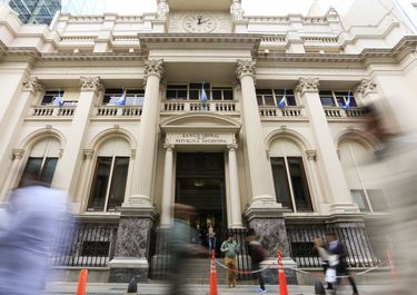 El Gobierno vuelve a intervenir en el dólar con un cambio de política monetaria. 
