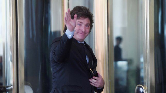 Javier Milei en la puerta del Hotel Libertador (Foto: Télam)