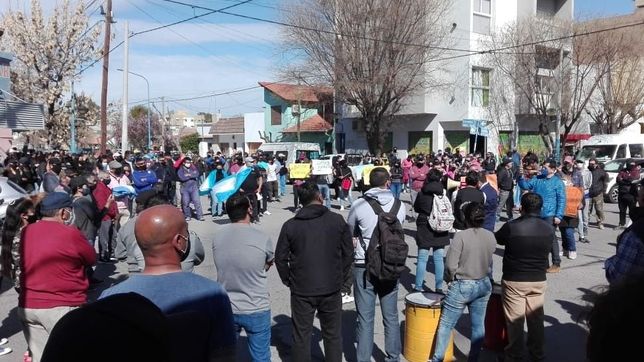 rio negro: marchas policiales, anuncio de aumento y grieta
