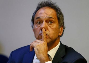 Ordenan millonario embargo a Daniel Scioli y le prohíben la salida del país