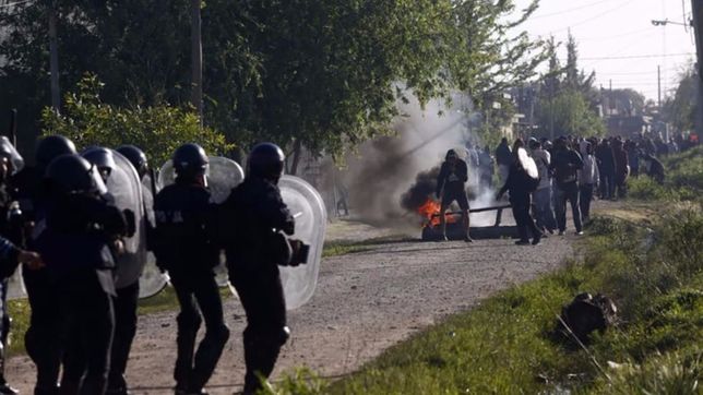 la bonaerense desalojo por la fuerza el predio de guernica: maxima tension