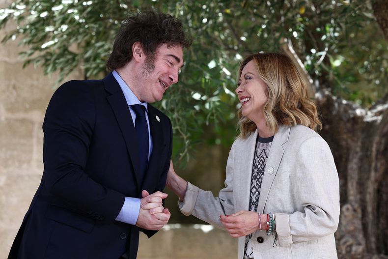Javier Milei con la italiana Giorgia Meloni, en el G7.