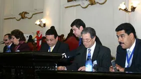 Nicolás Maduro en la Legislatura de Córdoba, junto a otras referencias del Parlasur, en julio de 2006