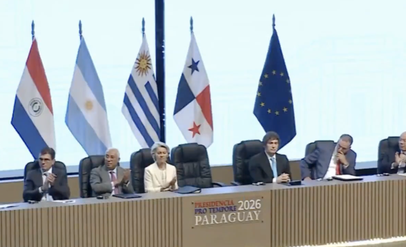 Javier Milei se quedó inmóvil y con gesto adusto cuando el presidente de Paraguay, Santiago Peña, mencionó el aporte de Luiz Inácio Lula da Silva al tratado de libre comercio entre el Mercosur y la Unión Europea. Javier Milei se quedó inmóvil y con gesto adusto cuando el presidente de Paraguay, Santiago Peña, mencionó el aporte de Luiz Inácio Lula da Silva al tratado de libre comercio entre el Mercosur y la Unión Europea.