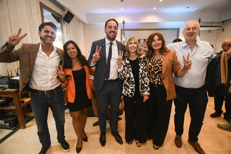 El marinismo en pleno con Luciano di Nápoli: Espartaco Marín, la concejala Lorena Guaiquián, la diputada Varinia Marín, la legisladora Marcela Páez y el legislador León Nicanoff. FOTO: www.radiokermes.com