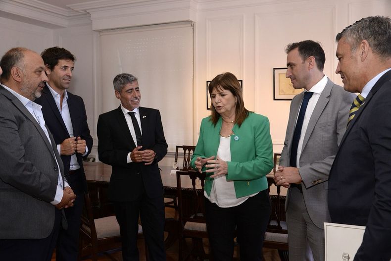 Funcionarios de Martín Lalryora con Patricia Bullrich y su equipo tras la reunión del jueves.&nbsp;