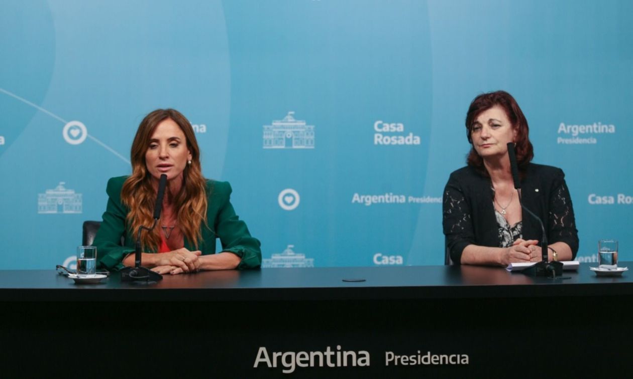 Victoria Tolosa Paz y Kelly Olmos Victoria Tolosa Paz Kelly Olmos