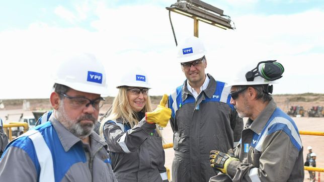 Operativo blindaje: Karina Milei llevó a Manuel Adorni a Vaca Muerta en otro gesto de respaldo.