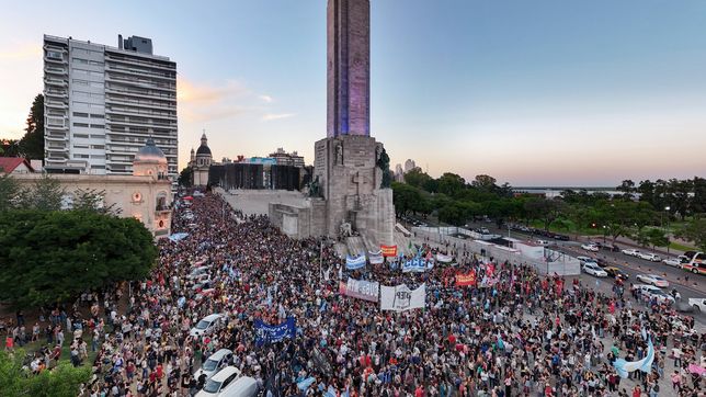 La convocatoria fue en Plaza 25 de Mayo y desde ahí la multitud bajó por Córdoba hasta el Monumento a la Bandera.