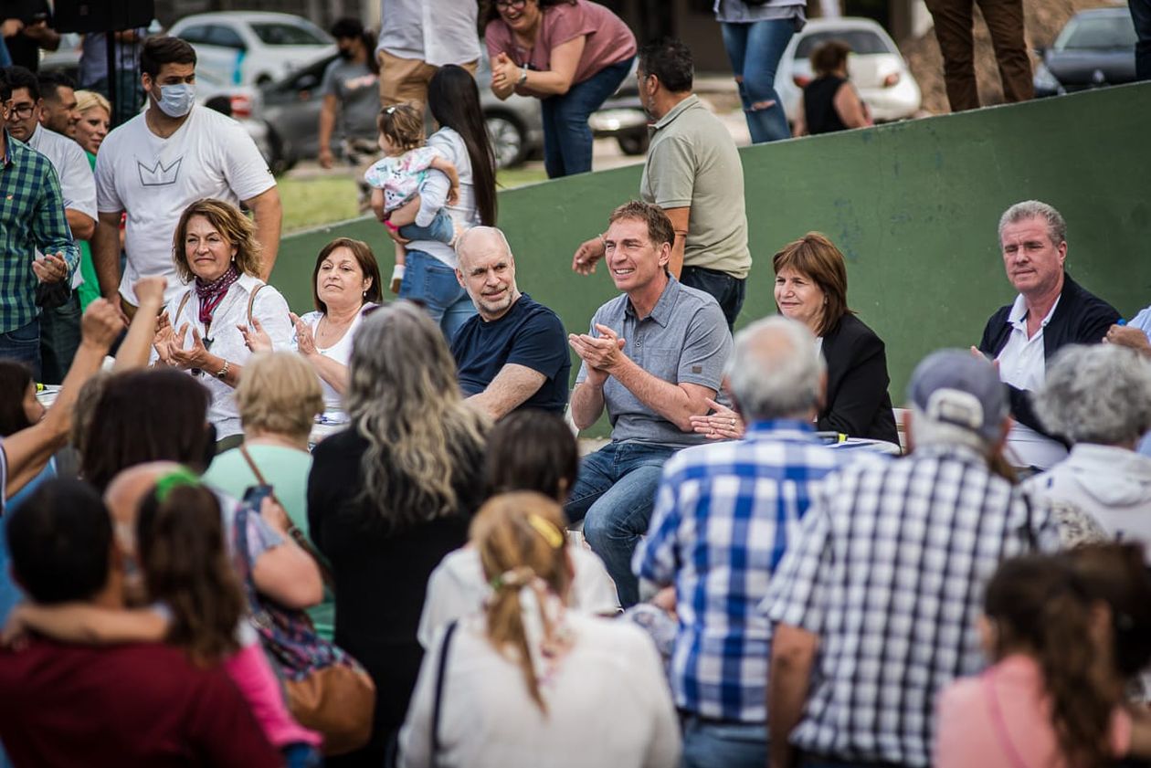 Horacio Rodríguez Larreta junto a Patricia Bullrich en una recorrida por Morón en 2021.