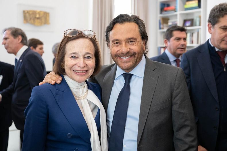 Gustavo Sáenz junto a Susan Seagal en Argentina Week