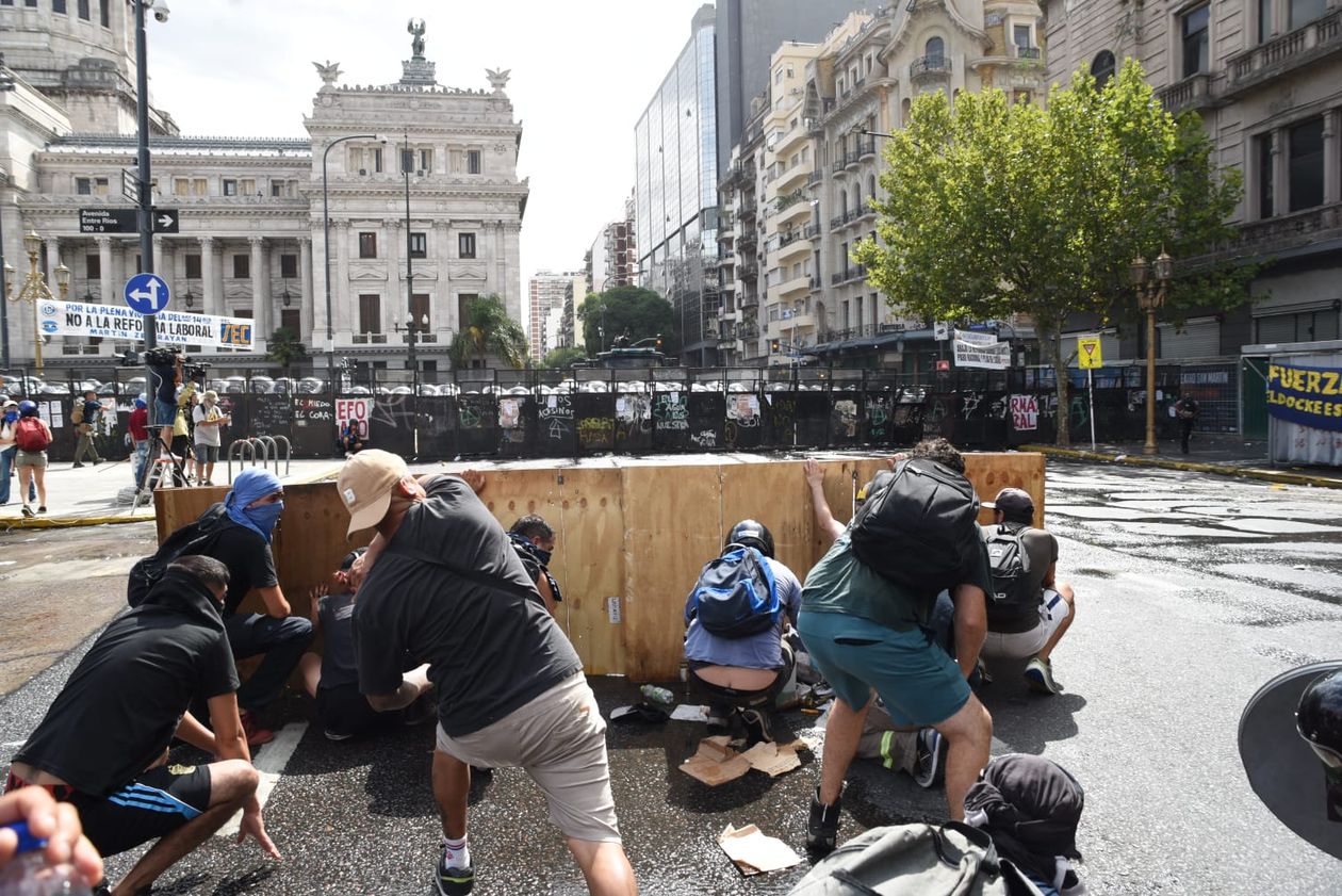 Incidentes frente al Congreso en la marcha contra la reforma laboral.