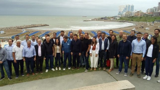 con intendentes a la cabeza, el pro tiende su mesa de rosca frente al mar