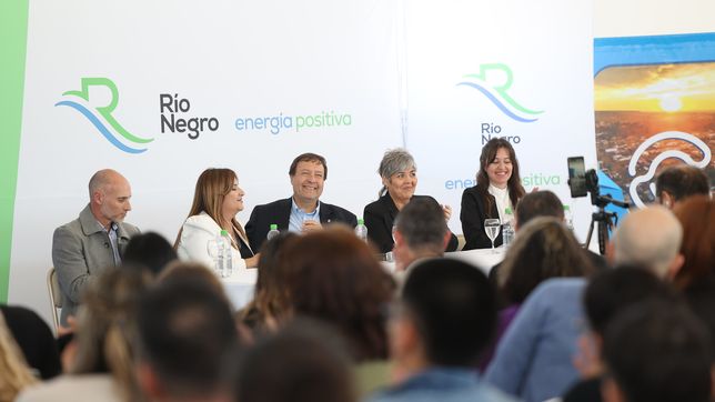 El gobernador de Río Negro, Alberto Weretilneck, se saluda con la intendenta de Catriel, Daniela Salzotto.