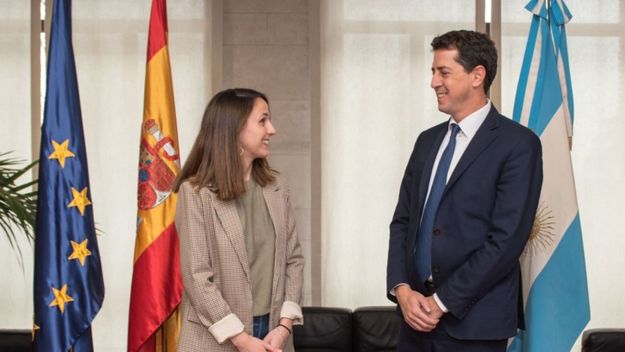 Desde España, De Pedro milita a favor del acuerdo con el FMI
