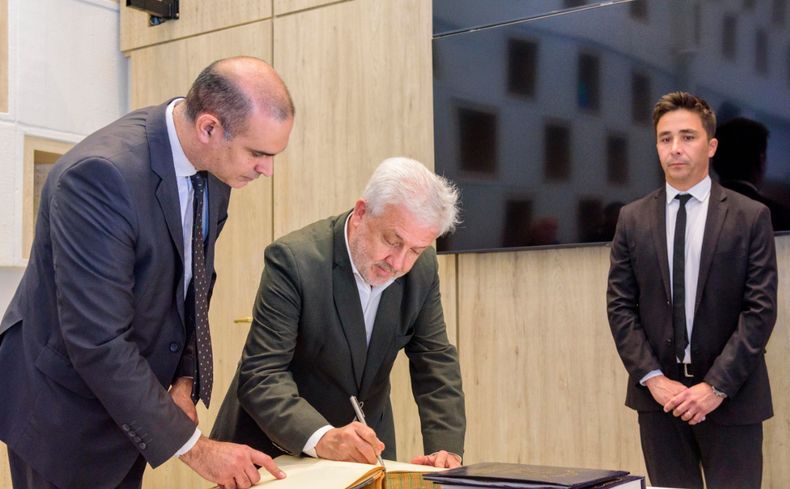 Ministerio de Obras P&uacute;blicas de La Pampa: Julio Rojo, saliente, firma; Intronati observa y promete que su gesti&oacute;n ser&aacute; una continuidad.