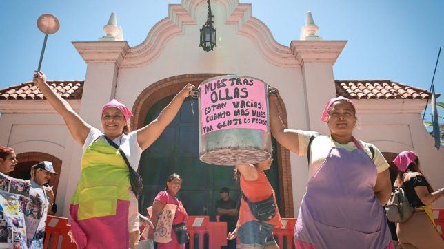 Militantes protestan frente a la Quinta presidencial de Olivos, en reclamo de la emergencia alimentaria.
