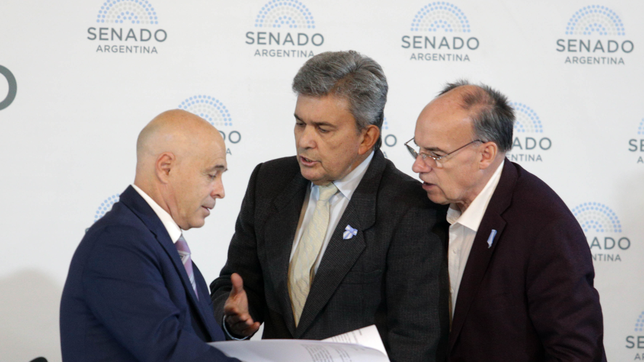 ley omnibus y reforma fiscal: milei habilito cambios al blanqueo y al rigi para obtener dictamenes