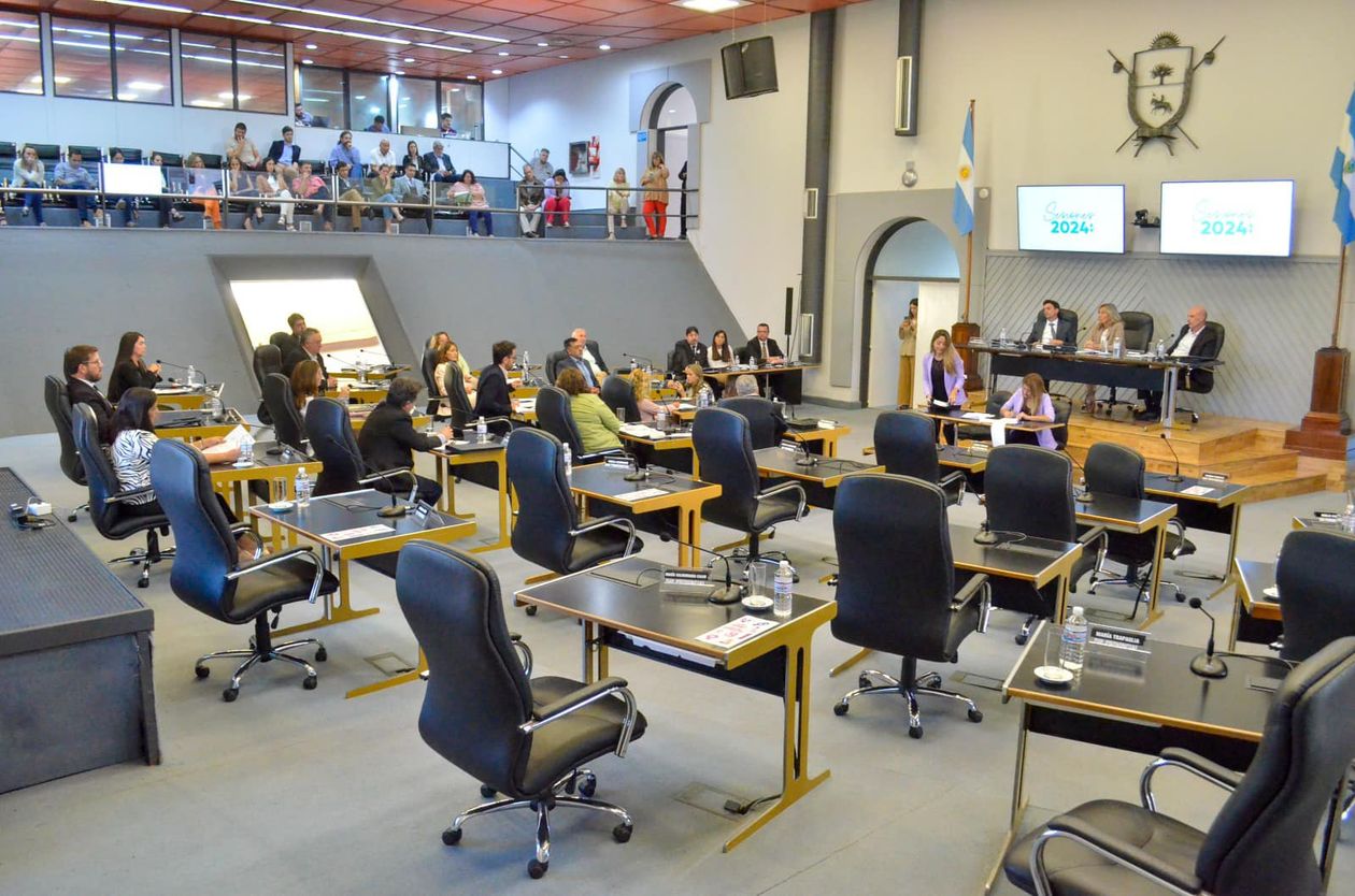 Las sillas vacías en la Legislatura provincial: la UCR, el PRO y Comunidad Organizada no dieron quórum, como mensaje opositor al gobernador de La Pampa Sergio Ziliotto.