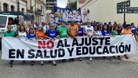 Movilización de los gremios docentes de Santa Fe contra la política salarial de Maximiliano Pullaro.