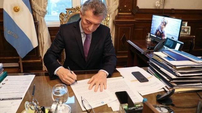 como cfk, macri ya escribe sus memorias para la resurreccion