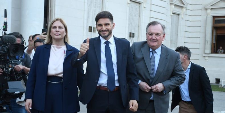 El gobernador de Santa Fe Maximiliano Pullaro y dos puntales de la media sanción del Senado, la vicegobernadora Gisela Scaglia y el presidente de la UCR Felipe Michlig.