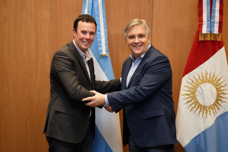 Llaryora junto a Marínez Kerz, candidato a intendente del PJ en la ciudad de Santa Fe.
