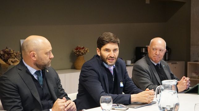 El gobernador Maximiliano Pullaro junto al ministro de Desarrollo Productivo, Gustavo Puccini (izq.), el secretario de Desarrollo Industrial, Guillermo Beccani en la reunión con mineras.&nbsp;
