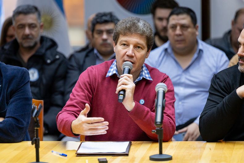 Con la re-re en el aire, Gustavo Melella trabaja en la letra chica de su reforma constitucional