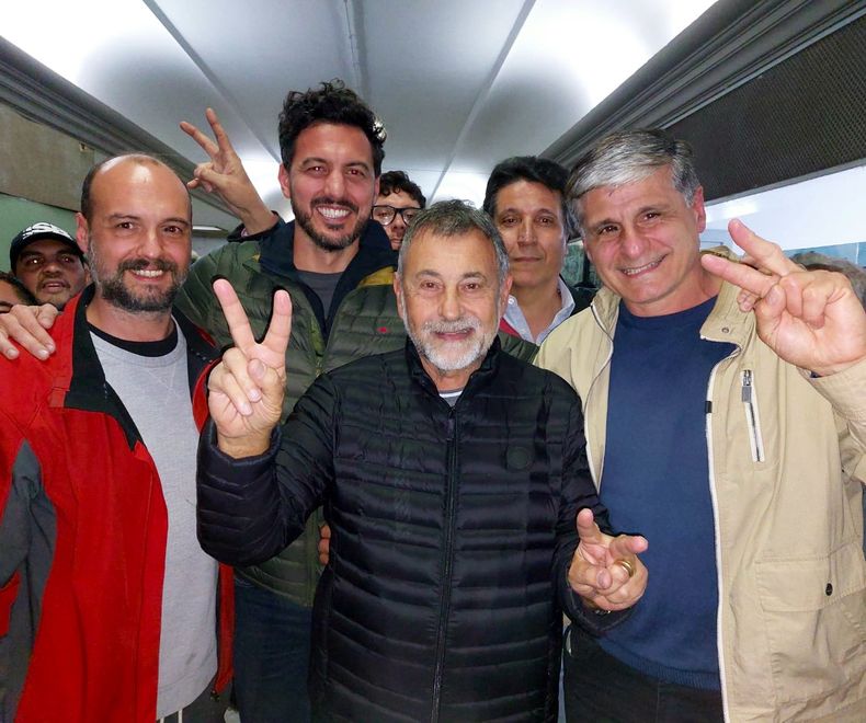 Carlos Caserio y el entonces candidato a gobernador del todismo cordobés, Federico Alesandri, celebrando junto al intendente electo de Cosquín, Raúl Cardinali.