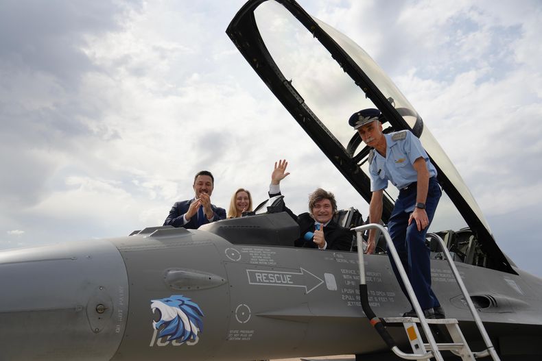 Javier Miliei, junto a su hermana Karina, prueba la cabina de unos de los 6 cazas F-16 que ayer recibió la Fuerza Aérea en el Área de Material Río Cuarto.&nbsp;