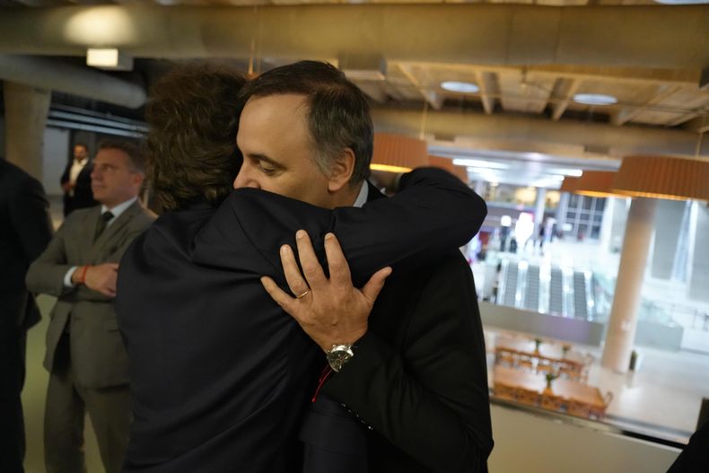 Abrazo entre Javier Milei y Manuel Adorni.&nbsp;