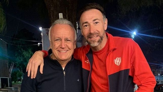 Miguel Del Sel, hincha fanático de Unión de Santa Fe, junto al DT Cristian Kily González.