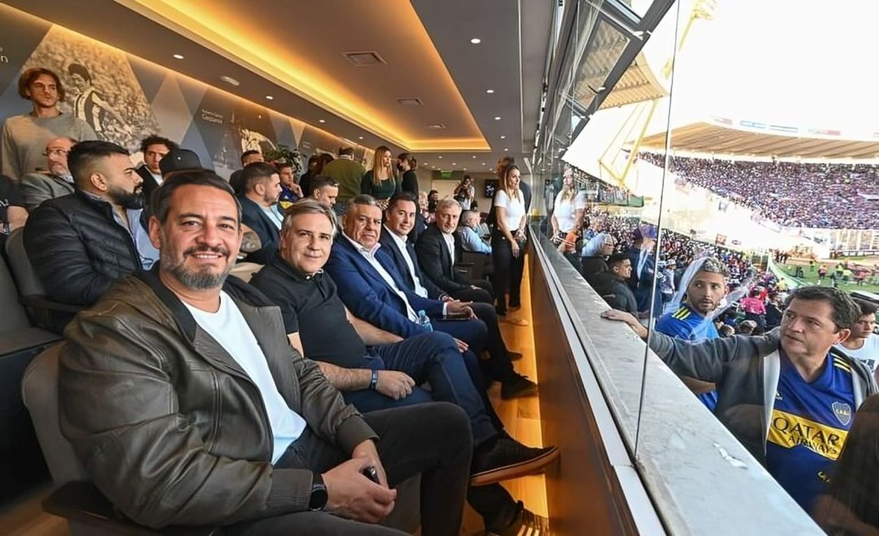 Fútbol y política: MIguel Siciliano, Martín Llaryora, Chiqui Tapia, Manuel Calvo y Pichi Campana, en el Estadio Mario Alberto Kempes
