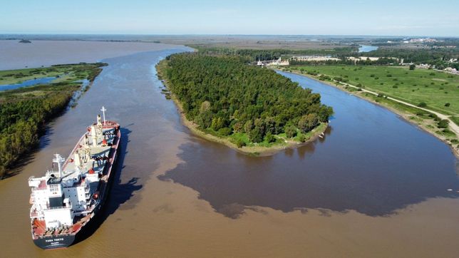 Puertos bonaerenses: el buque granero varado en San Pedro