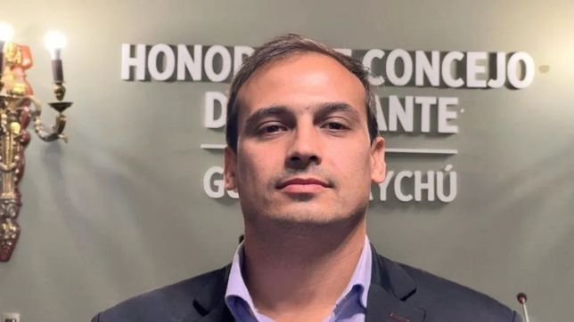 El concejal Lesik (UCR) chocó con 1.8 gramos de alcohol el sangre y resiste en su banca el pedido de renuncia de Mauricio Davico. 