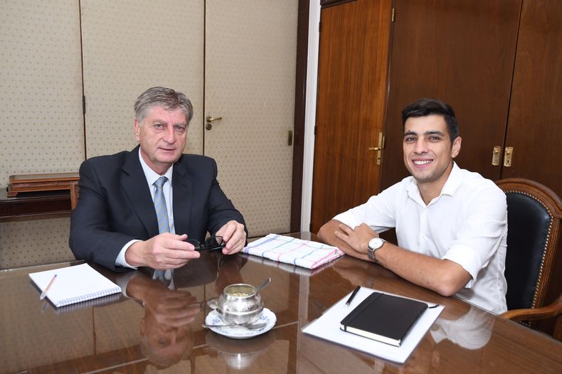 El gobernador de La Pampa, Sergio Ziliotto, junto a Manuel Feito, intendente de la nueva ola: tiene 33 años, gobierna Lonquimay.