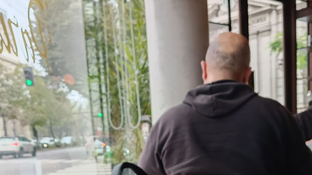 A través de este ventanal, un joven les pidió a tres hombres la grasa y los huesos que separaban de la carne que almorzaban en un restaurante de La Plata.&nbsp;