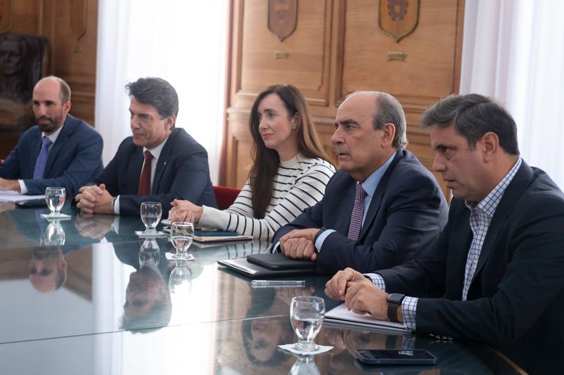 Victoria Villarruel con los funcionarios.&nbsp;