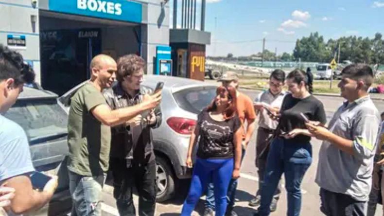 MIlei se saca selfies con fanáticos.jpg