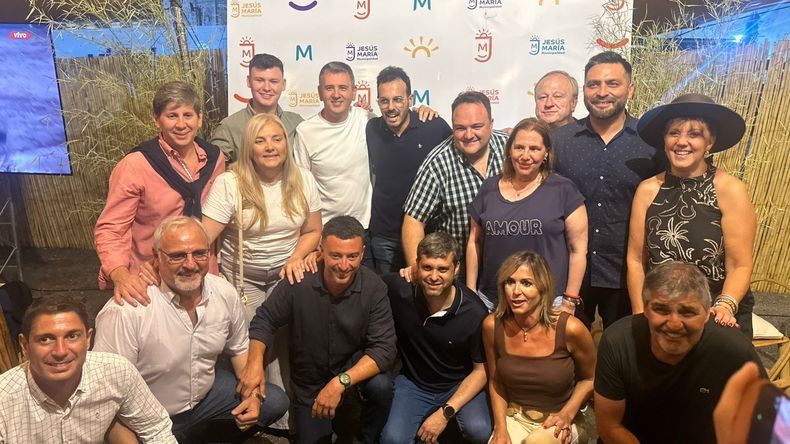 Rodrigo de Loredo, intendentes y legisladores de la UCR en el Festival de Jesús María