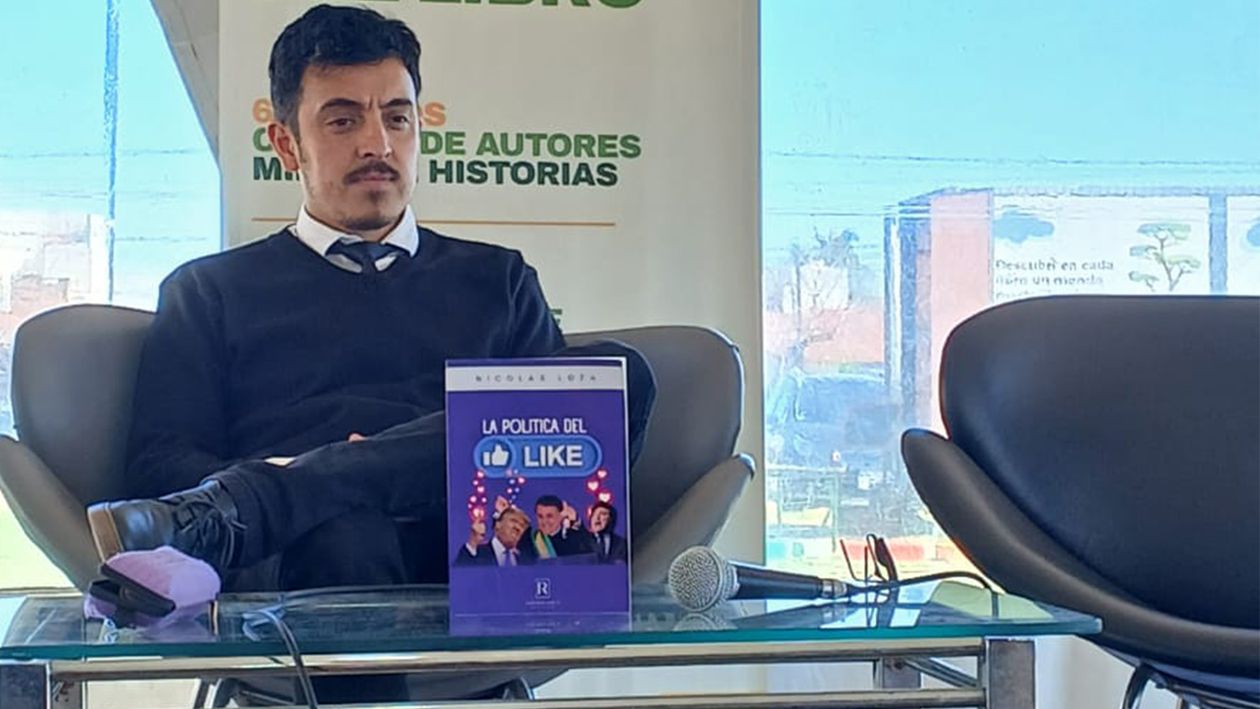 Nicolás Loza en la presentación de su libro La Política del Like, titulo que que se relaciona con el partido municipal que fundó en la capital de Entre Ríos.