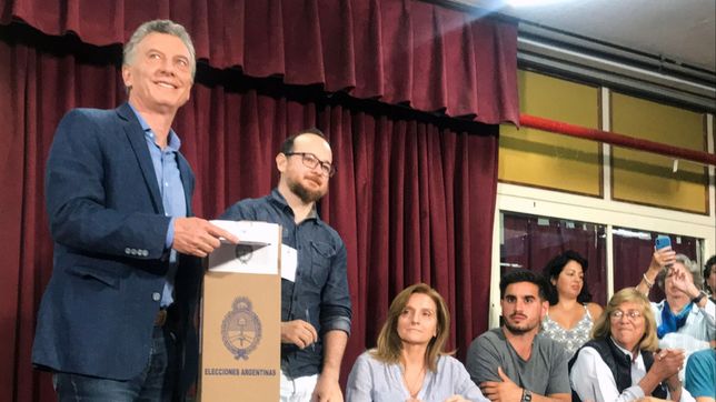 ansioso, macri pregunto en su mesa: ?¿hay mas gente votando??