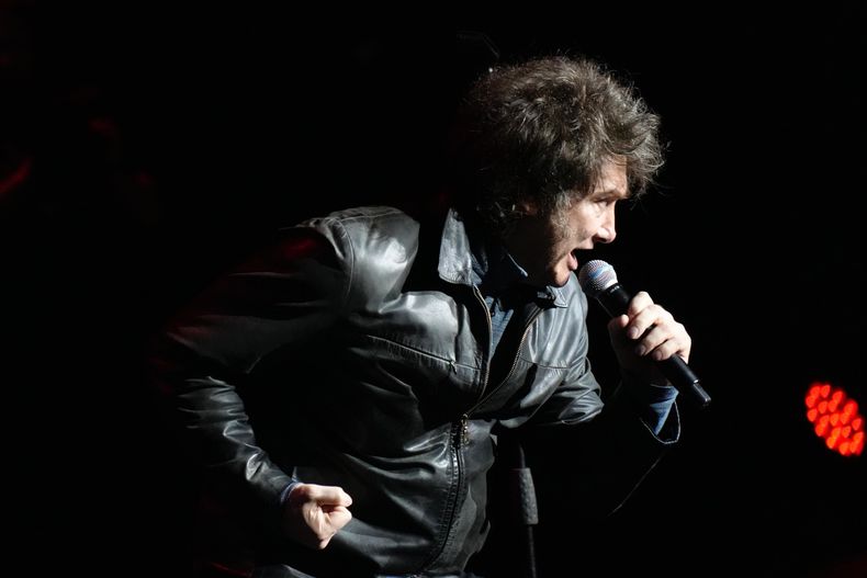 Javier Milei cantando en el Movistar Arena.