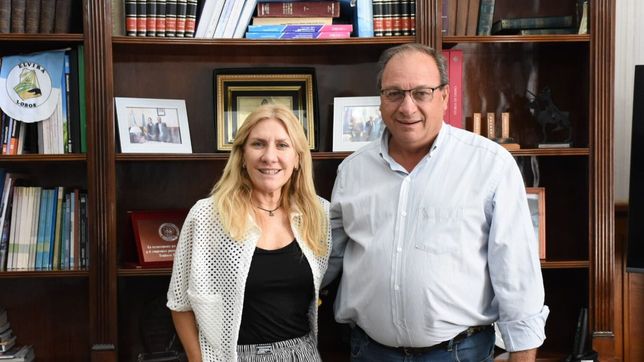 El intendente de General Alvear Ramón Capra, en su despacho con la diputada provincial Alejandra Lordén.