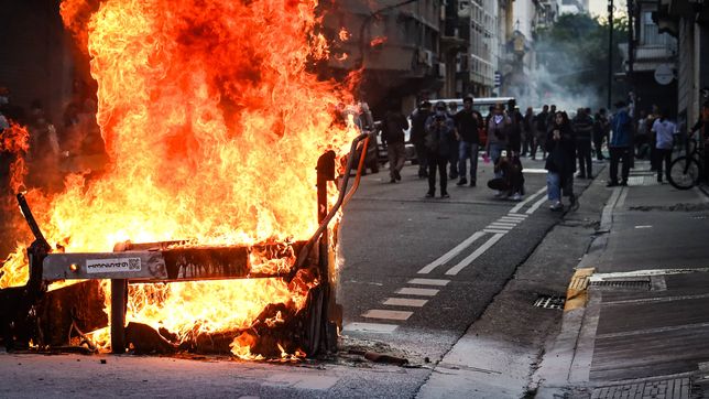 Protesta y represión en la marcha de jubilados e hinchas (Foto Pilar Camacho)