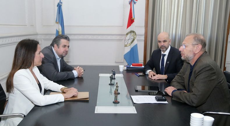 María Florencia Blotta y Pablo Coccocioni en representación del gobierno electo, y el ministro de Seguridad, Claudio Brilloni, junto al de Gestión Pública, Marcos Corach, por el saliente