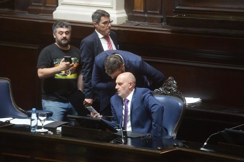 Alexis Guerrera (FR) y Facundo Tignanelli (Unión por la Patria). La Legislatura bonaerense aprobó el Presupuesto 2026.
